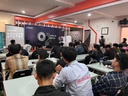 Telkom AI Connect Makassar dan GDGoC UNM Dorong Mahasiswa Tentukan Arah Belajar di Dunia AI