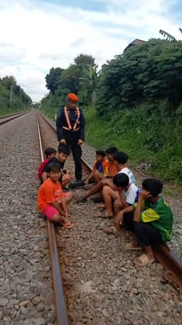 KAI Daop 2 Bandung Tegas Larang Masyarakat Beraktivitas di Jalur Rel Saat Ramadan, Langgar UU Bisa Terancam Sanksi Pidana