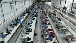 Pabrik Garment Akarsa & Pabrik Sepatu Alas Kaki Tangguh: Sinergi Kapasitas Besar untuk Kebutuhan B2B