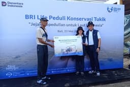 BRI Life Gelar Pelepasan Tukik, Dukung Konservasi Penyu  di Pantai Kuta Bali
