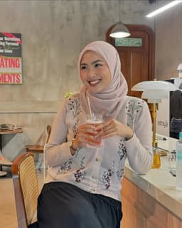 Dari Kuliah Sampai Sukses Jadi Influencer, Afina Syifa Ungkap Alasan Masih Setia Pakai Hijab Paris napocut