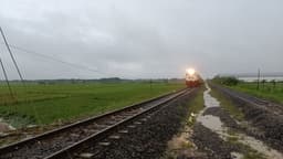 Jalur KA Tegowanu - Brumbung Aman Dilalui Usai Genangan Surut dan Dilakukan Penanganan Tim Daop 4, Perjalanan KA Normal Kembali