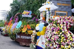 Ribuan Warga Menyaksikan Kemeriahan Flower Parade JIFF 2026, Dorong Kebangkitan Pasar Bunga Rawa Belong