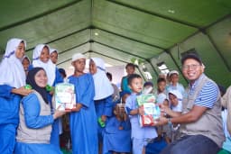 PT Etos Kreatif Indonesia dan Yayasan Rintisan Amal Bunda Turun Langsung ke NTT, Salurkan Makanan, Layanan Kesehatan hingga Dukungan Psikososial