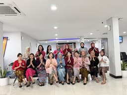 Antusias Peringati Hari Kartini, Pekerja BRI Branch Office Kemayoran Kenakan Busana Nasional