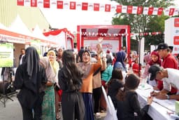 Warga Pasar Malaka Rorotan Antusias Meriahkan Semarak Merah Putih BRI Region 6