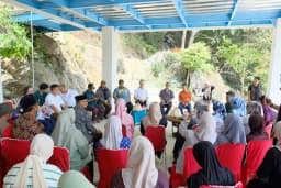 Pendapatan Wisata dan Anggaran Ekologis Bantu 300 Anak di Desa Tukamasea Bersekolah