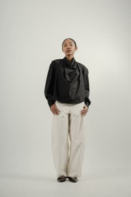 STYLE GUIDE: The Black Edit – Mendefinisikan Ulang Seragam Minimalis Modern