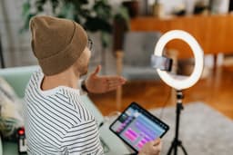 International Undergraduate Program untuk Konten Kreator Digital Masa Kini