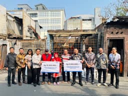BRI Branch Office Otista dan BRINS Serahkan Simbolis Klaim Asuransi kepada Nasabah Terdampak Kebakaran