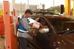 Semarakkan Ramadan 1447H, JTT Bagikan Ribuan Paket Takjil di Gerbang Tol Trans Jawa