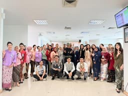 Peringati Hari Kartini, Pekerja Pria dan Wanita BRI Branch Office Segitiga Senen Kompak Kenakan Pakaian Nasional