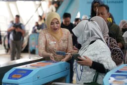 Kartini di Lintas Rel: Petugas LRT Jabodebek Berkebaya, Ajak Masyarakat Rayakan Emansipasi di Transportasi Publik