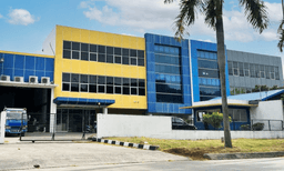 Jenis dan Kegunaan Industrial Door dan Dock Leveler dalam Industri