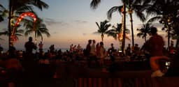 Anatomi Kuliner Seminyak: Polarisasi Tiga Stratum Ekonomi dalam Satu Koridor Jalan
