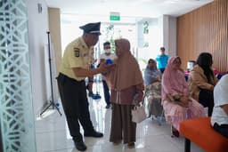 Melayani Sepenuh Hati, Security BRI BO Otista Hadirkan Kenyamanan bagi Nasabah Pensiunan
