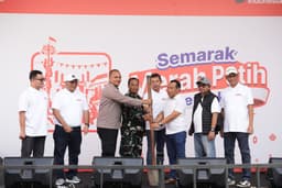 Semarak Merah Putih Kemerdekaan BRI Region 6 Meriahkan Pasar Malaka Rorotan, Dibuka dengan Simbolis Penumbukan Padi
